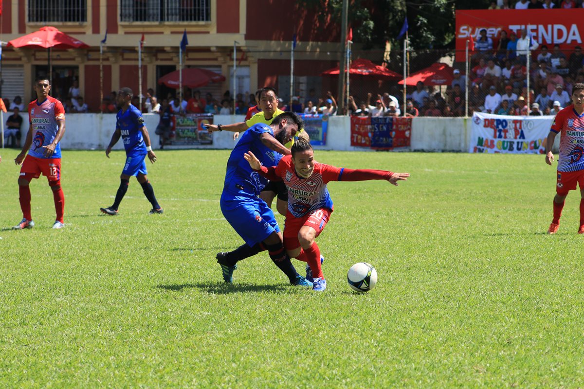 Acción durante el partido entre Iztapa y Malacateco. (Foto Prensa Libre: Carlos Paredes)