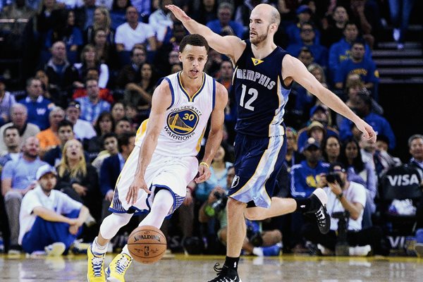 El jugador de los Golden State Warriors Stephen Curry (i) esquiva a Nick Calathes, de los Grizzlies de Memphis, durante el partido de la NBA que se disputo en el Oracle Arena de Oakland. (Foto Prensa Libre: EFE).