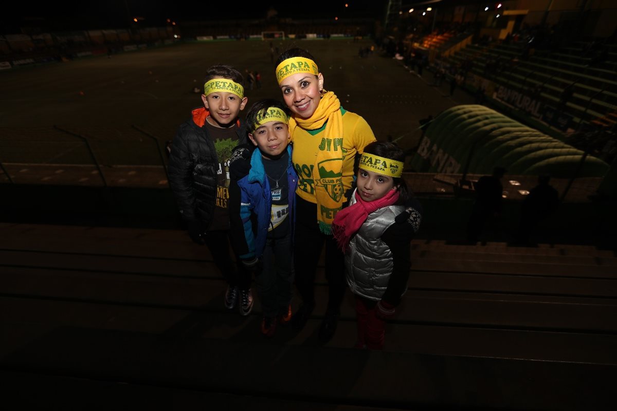 Las familias llegaron a disfrutar el partido.