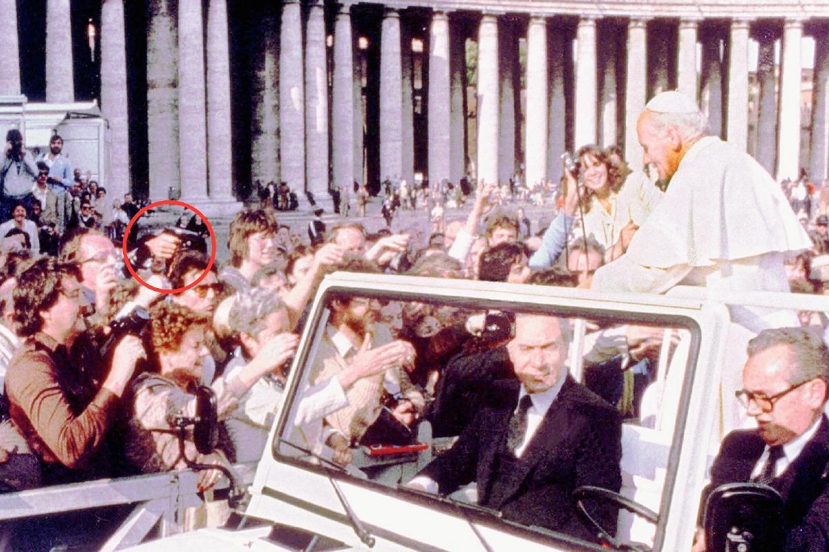 Momento del ataque a Juan Pablo II en 1981; dentro del círculo se aprecia un arma de fuego. (Foto: Hemeroteca PL)