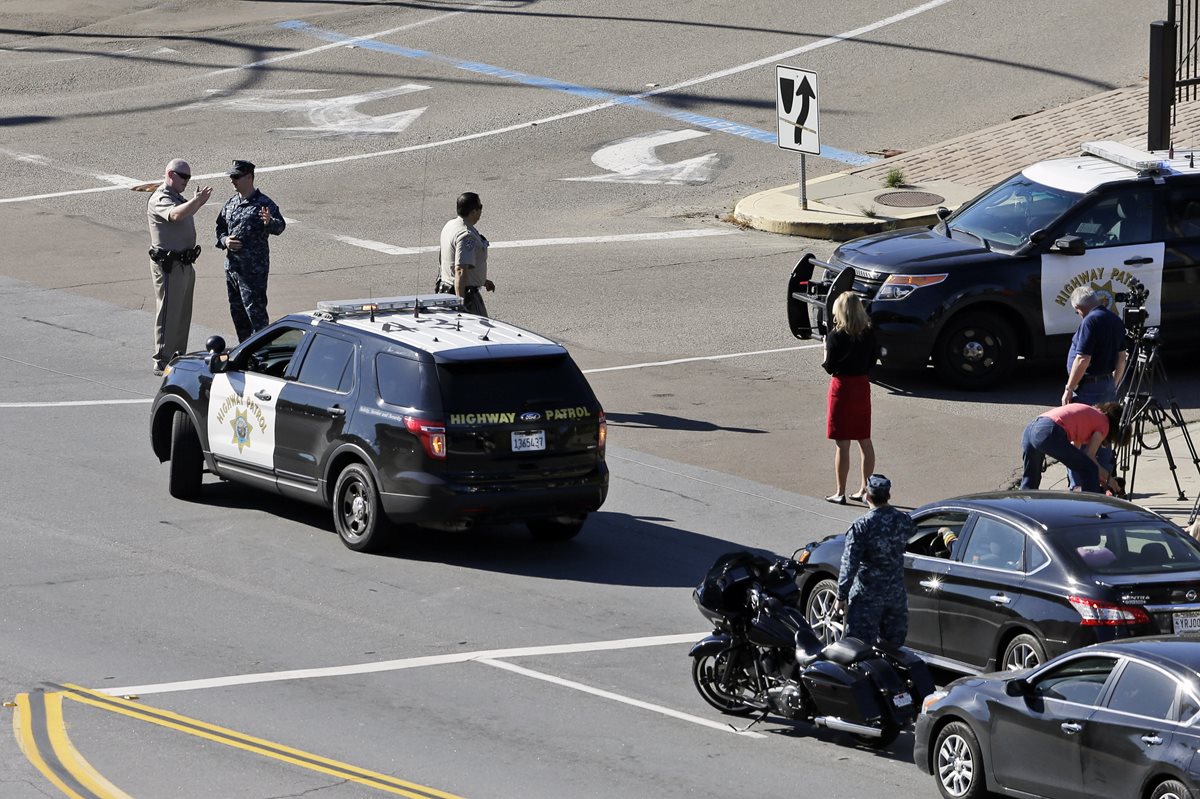 Fuerte dispositivo militar en el hospital de San Diego. (Foto Prensa Libre: AP).