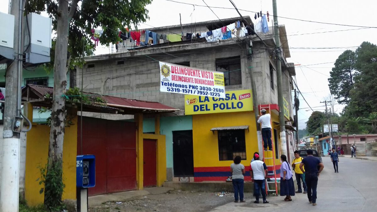 Vecinos del barrio La Libertad, Cobán, colocan mantas para advertir a los delincuentes. (Foto Prensa Libre: Eduardo Sam Chun)