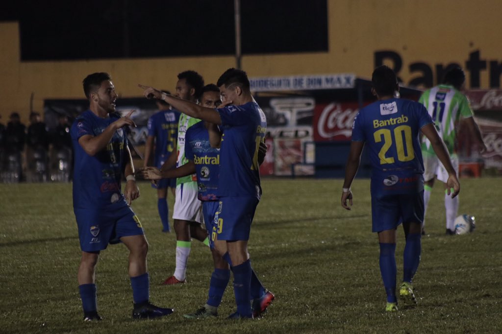 Así festejaron los jugadores de Cobán Imperial, después del gol de Robin Betancourth. (Foto Prensa Libre: Eduardo Sam)