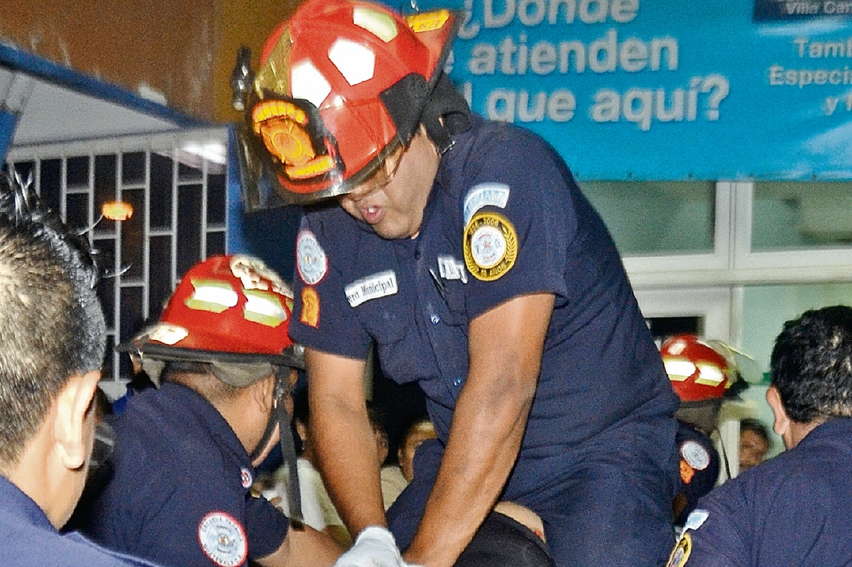 Socorristas le aplican técnicas de reanimación a Paola  Colón   cuando era ingresada en el Hospital Roosevelt, pero murió.