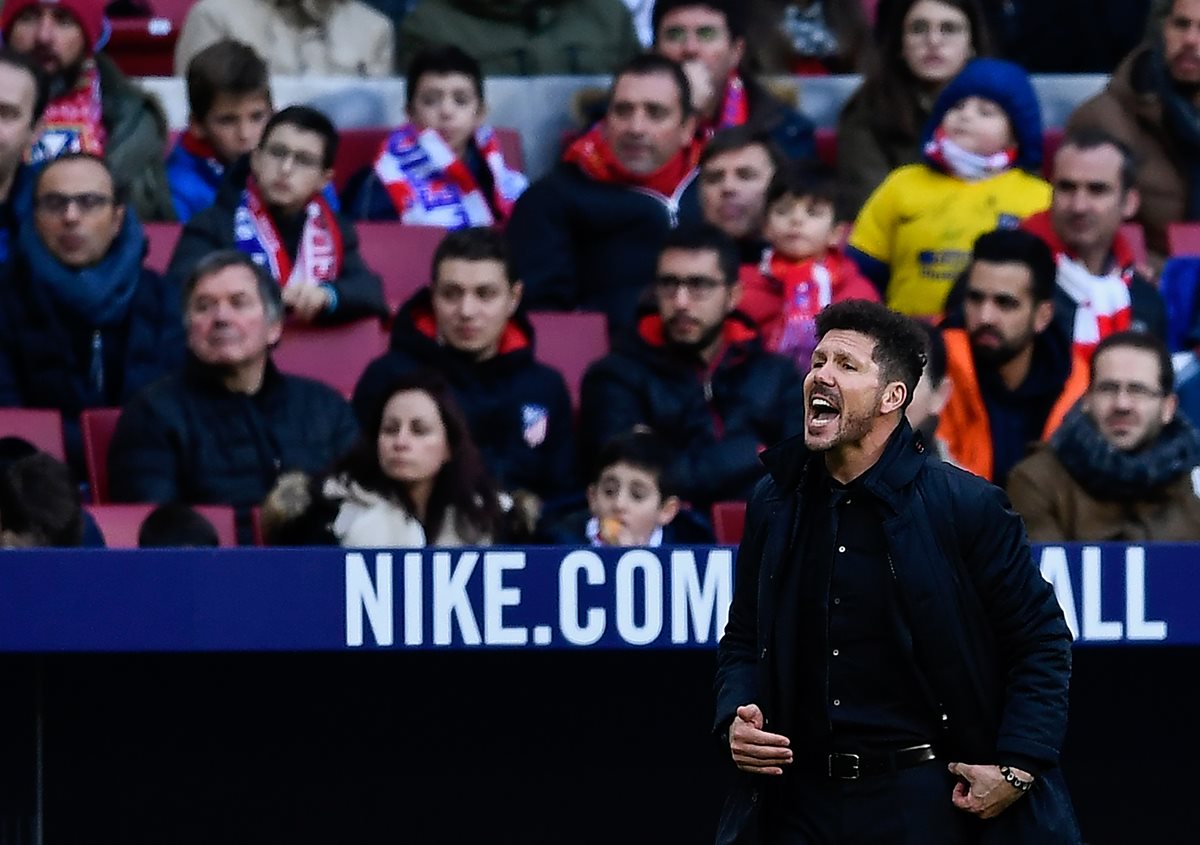 Diego Simeone da instrucciones a sus jugadores frente a Las Palmas. (Foto Prensa Libre: AFP)