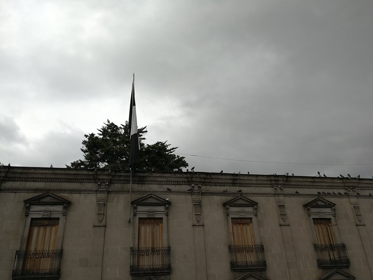 Bandera que fue retirada por orden de autoridades Gobernación de Quetzaltenango. (Foto Prensa Libre: Fred Rivera).