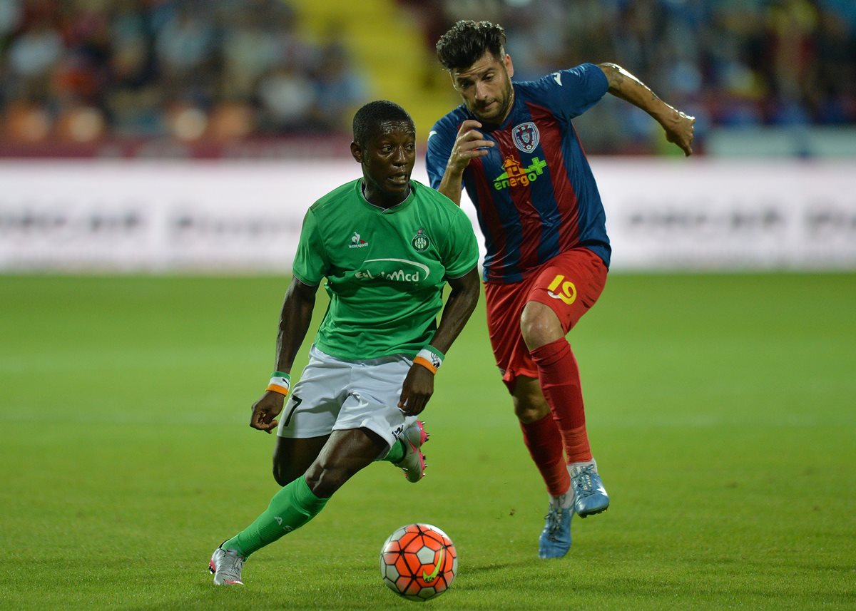 Max-Alan Gradel -izquierda- fue contratado por el Bournemouth, conjunto recién ascendido a la Premier League . ( Foto Prensa Libre: AFP)