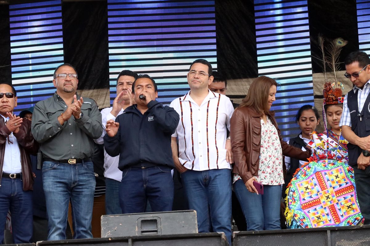 Presidente Jimmy Morales y su esposa Patricia fueron invitados al cementerio de Santiago a observar los barriletes gigantes. (Foto: Renato Melgar)