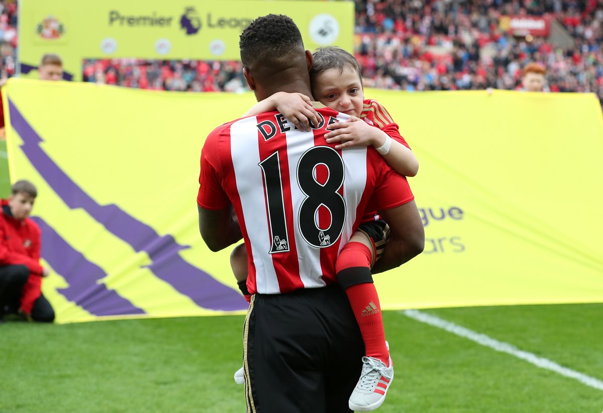 El delantero inglés Jermain Defoe, exfutbolista del Sunderland, estuvo muy cerca de Bradley Lowery y compartió con él sus últimos meses de vida. (Foto Prensa Libre: AFP)