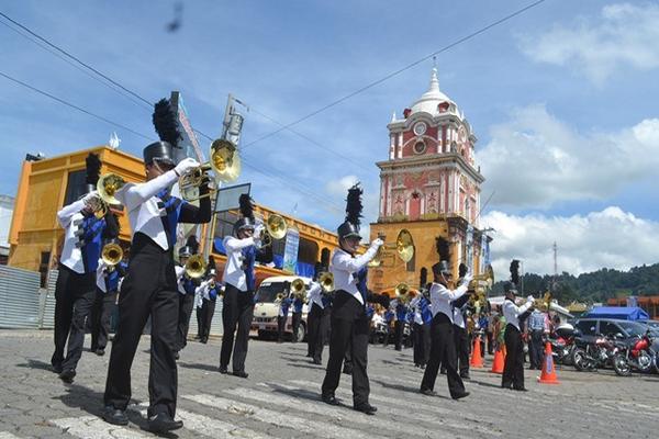 Integrantes de la banda escolar Bethel, de Quetzaltenango, participan en acto cívico en la cabecera de Sololá. (Foto Prensa Libre: Édgar Sáenz)