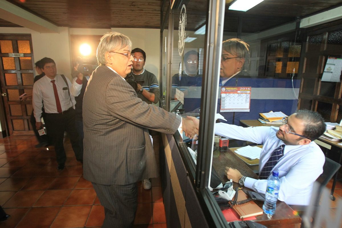 Morales colocó un aparo en contra del IGSS en la CC. (Foto Prensa Libre: Esbin García)