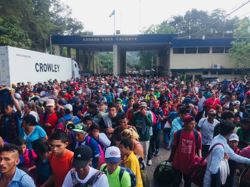 Decenas de migrantes hondureños ingresan a Guatemala en su camino hacia Estados Unidos. (Foto Prensa Libre: Mario Morales)