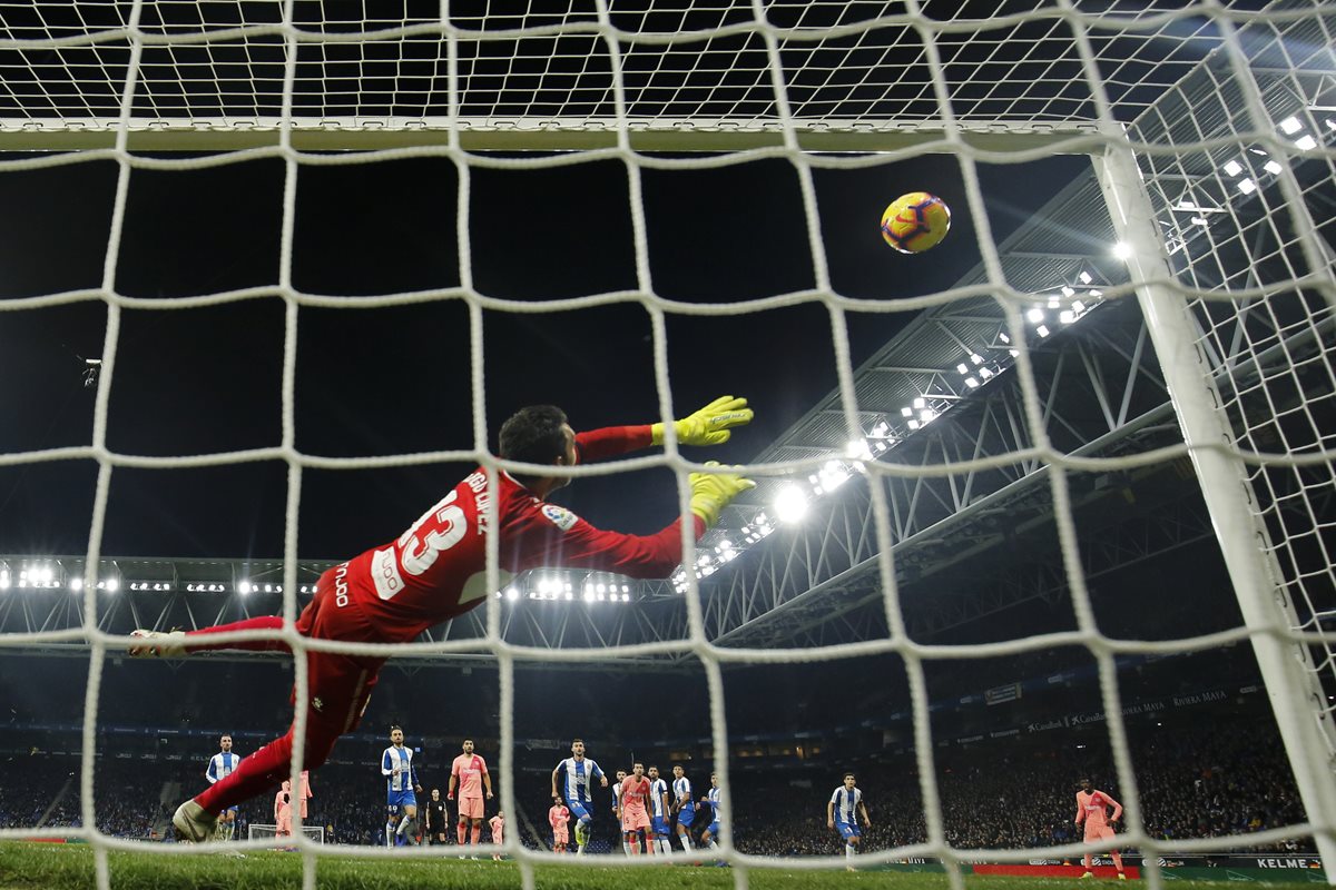 Espanyol's Spanish goalkeeper Diego Lopez fails to stop a ball kicked by Barcelona's Argentinian forward Lionel Messi  during the Spanish league football match RCD Espanyol against FC Barcelona at the RCDE Stadium in Cornella de Llobregat on December 8, 2018. (Photo by Pau Barrena / AFP)