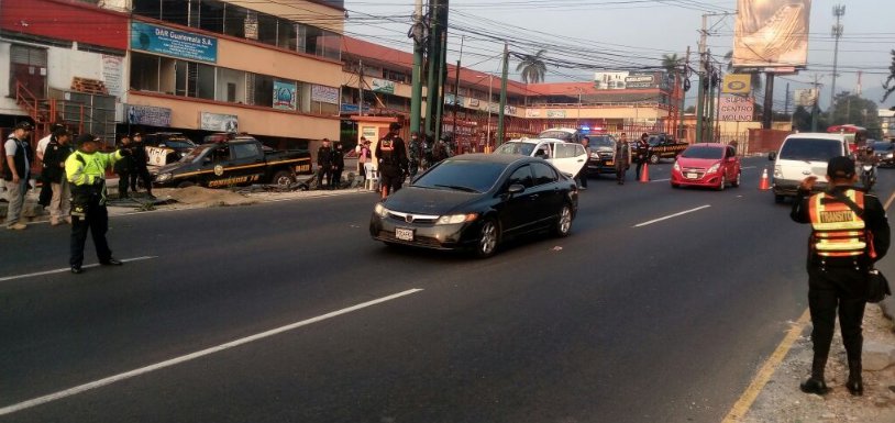 Uno de los puntos donde se efectúa el operativo es en la calzada Roosevelt. (Foto Prensa Libre: Emixtra)