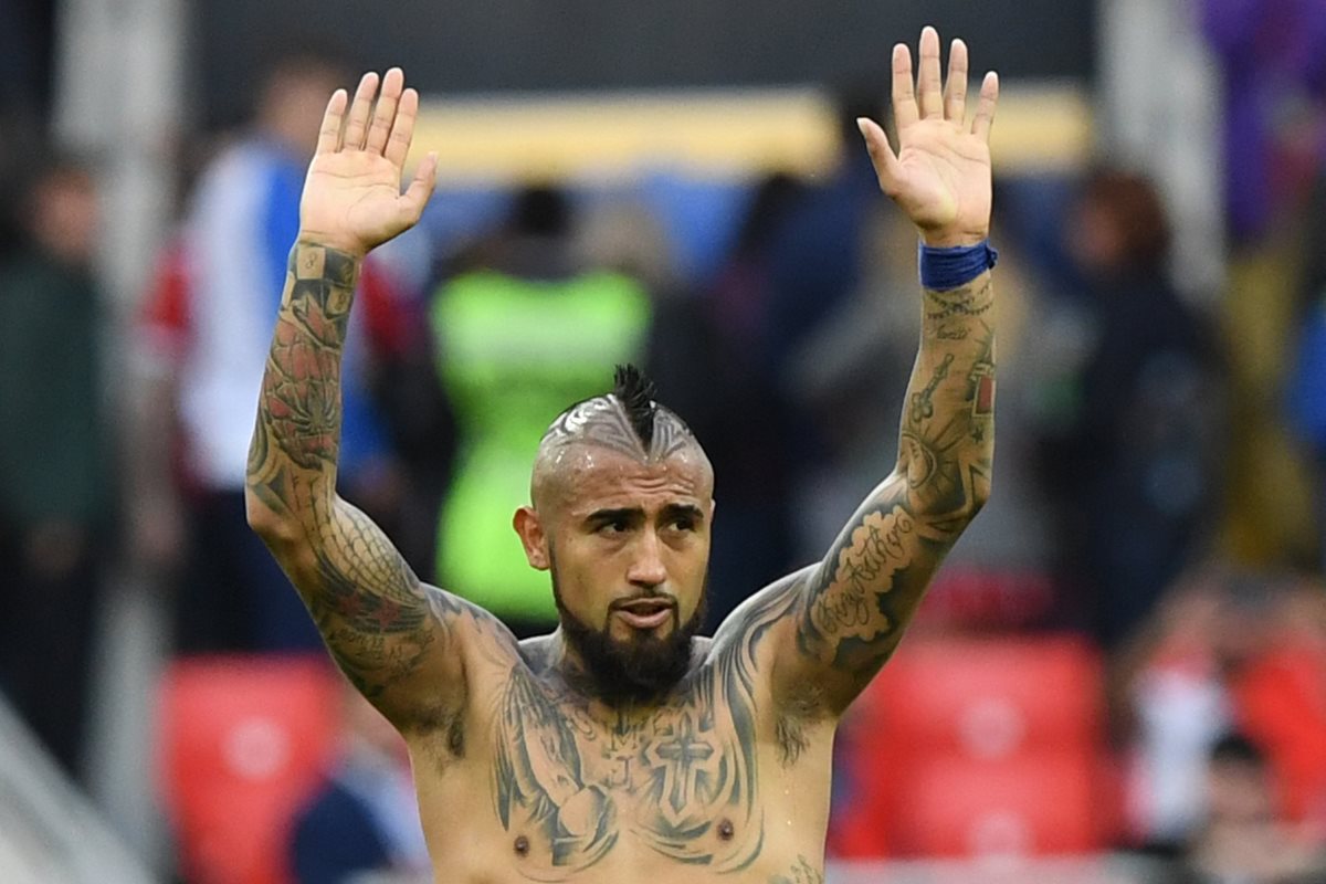 Arturo Vidal saluda a la afición después del empate entre Chile y Australia. (Foto Prensa Libre: AFP)