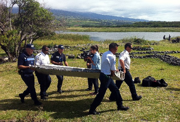 <em>Restos procedentes al parecer de un avión son trasladados para se analizados.(Foto Prensa Libre:AFP)</em>
