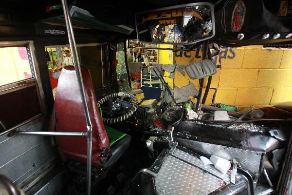 El bus se empotró en la pared de un supermercado, en Santa Catarina Pinula, y mató a dos mujeres. Inserto,  el piloto Andy Monterroso que escapó del lugar.