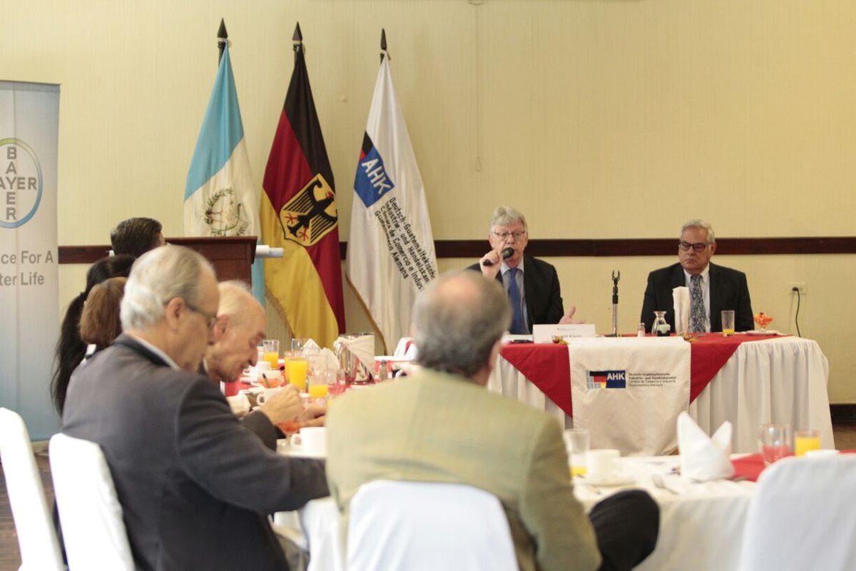 Harald Klein, embajador de Alemania en el país dijo durante el conversatorio que vendrán aproximadamente 15 empresarios alemanes, interesados en transporte, infraestructura, logística, energía renovable y agroindustria. (Foto Prensa Libre: Carlos Hernández)