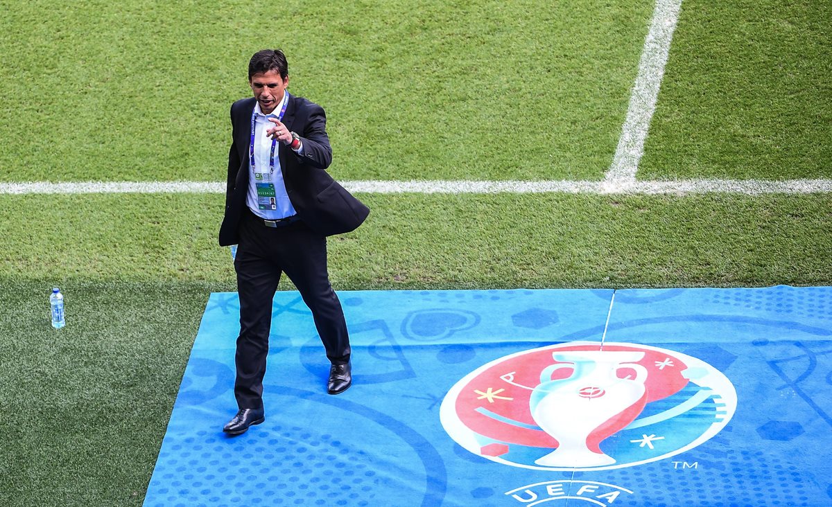 El técnico de Gales Chris Coleman sale del entrenamiento de su selección en el Parque de los Príncipes. (Foto Prensa Libre:EFE)