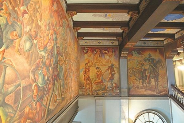 Decorados de inspiración española junto a murales mayas. (Foto Prensa Libre: ARCHIVO)