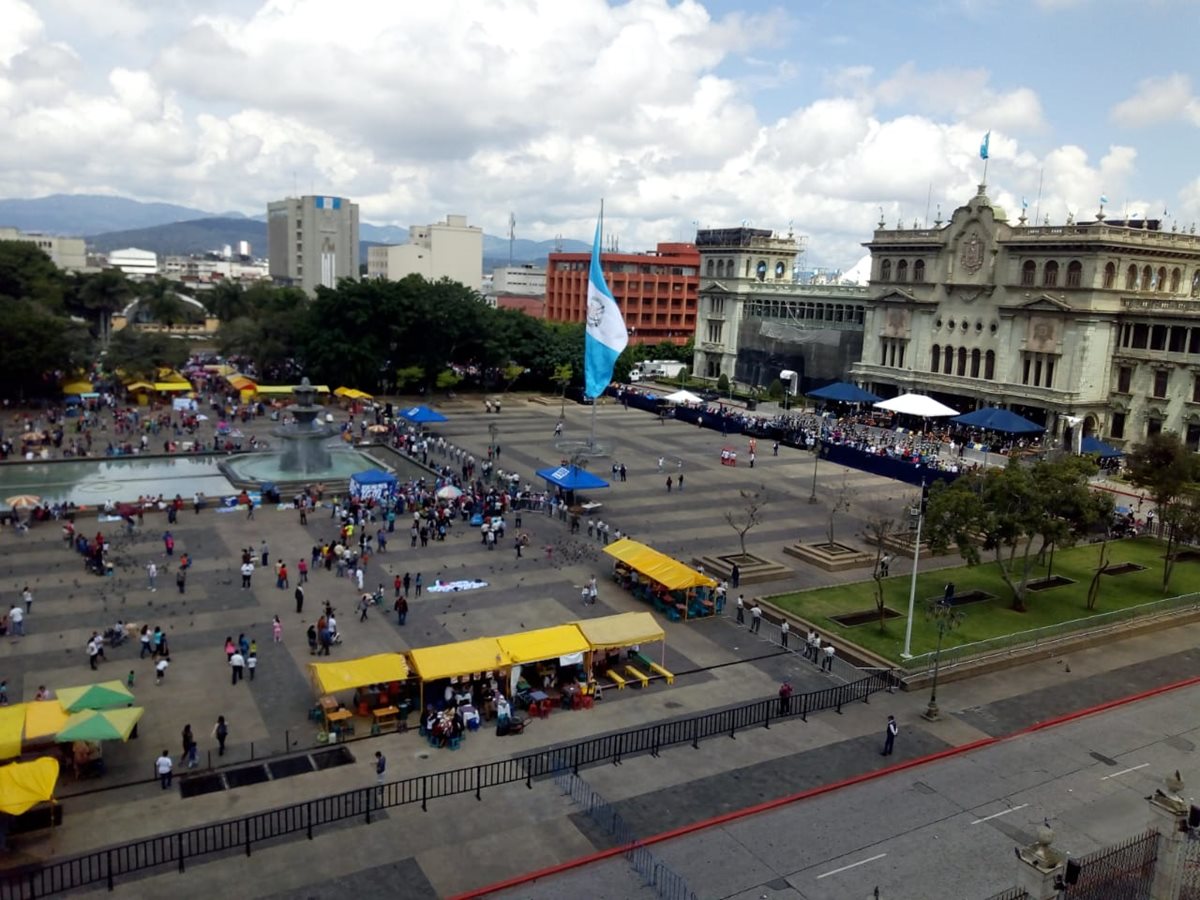 La Plaza de la Constitución se encontraba vacía debido a la limitación para observar el desfile de independencia. (Foto Prensa Libre: Óscar Rivas)