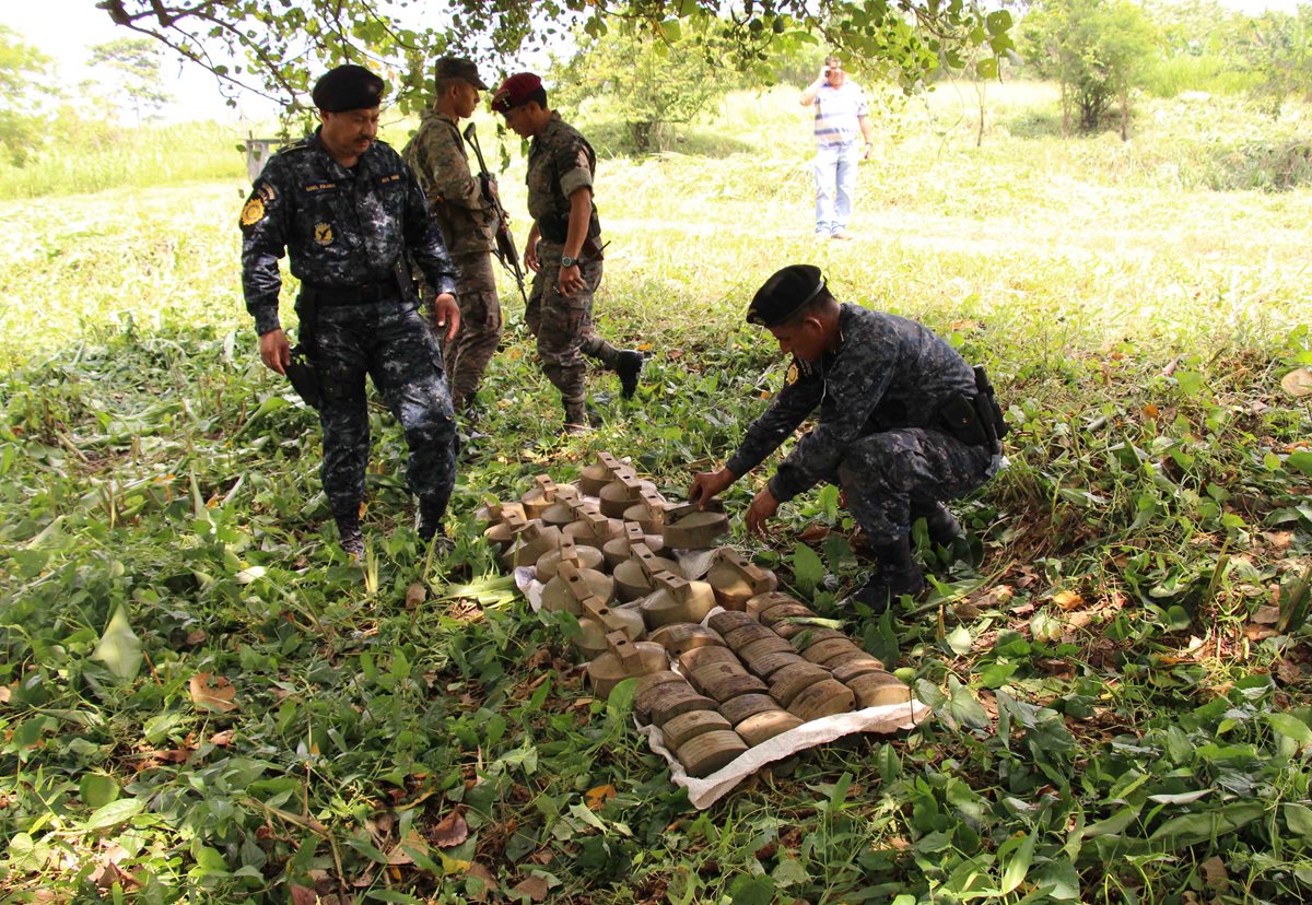 Las minas fueron encontradas en una finca de Patulul. (Foto Prensa Libre: Melvin Popá)