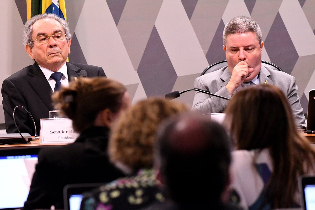 Senadores votan durante la reunión de este jueves en la Comisión del Senado. (Foto Prensa Libre: EFE).