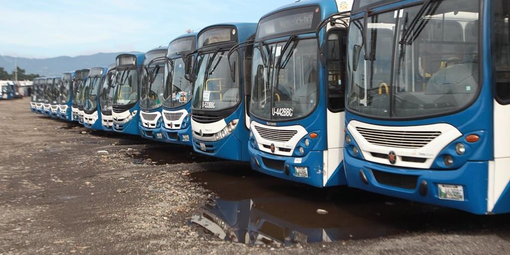 Unidades del Transurbano permanecen estacionadas en sus predios, debido a la protesta de pilotos. (Foto Prensa Libre: HemerotecaPL)