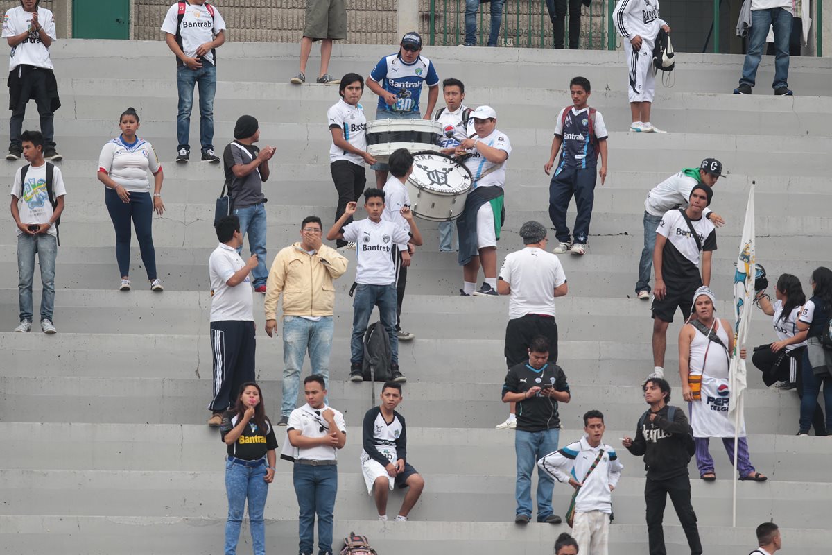 Poca afición se vio en el último partido de Comunicaciones. (Foto Prensa Libre: Norvin Mendoza)