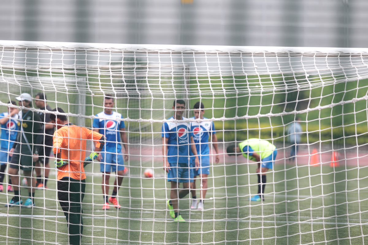 Los jugadores albos realizaron está mañana el último entrenamiento previo al juego frente al LA Galaxy. (Foto Prensa Libre: Norvin Mendoza)