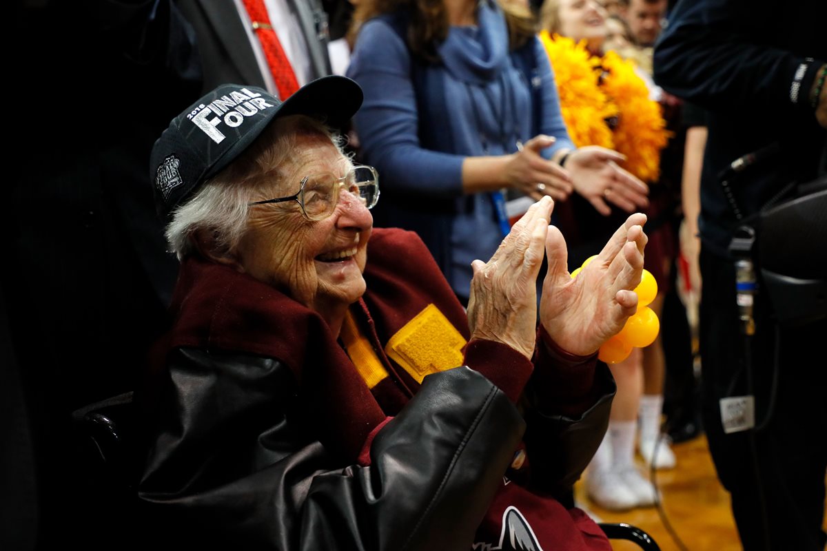 Jean Dolores Schmidt celebra con el equipo de baloncesto Loyola Ramblers luego de un juego como parte del Campeonato de la NCAA. (Foto Prensa Libre: AFP)