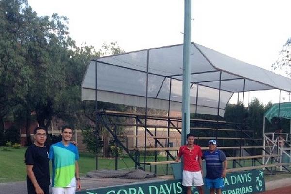 El equipo: Stefan González, Andrés Búcaro, Christopher Díaz y el capitán Anthony Vásquez, ayer en Bolivia. (Foto Prensa Libre: cortesía Christopher Díaz)