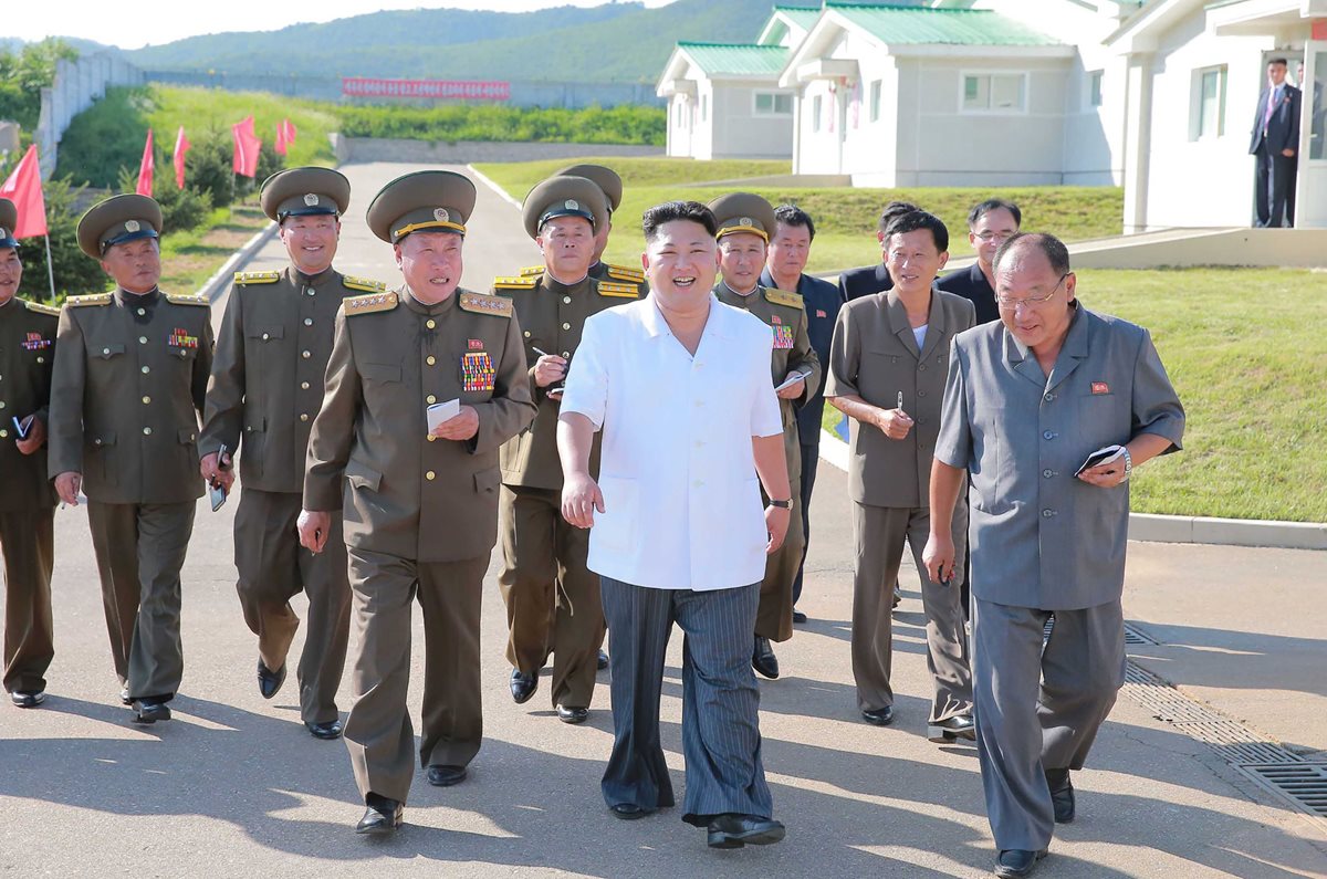 Kim Jong-Un (de blanco), máximo líder de Corea del Norte durante un recorrido en una granja en Pionyang. (Foto Prensa Libre: AFP).