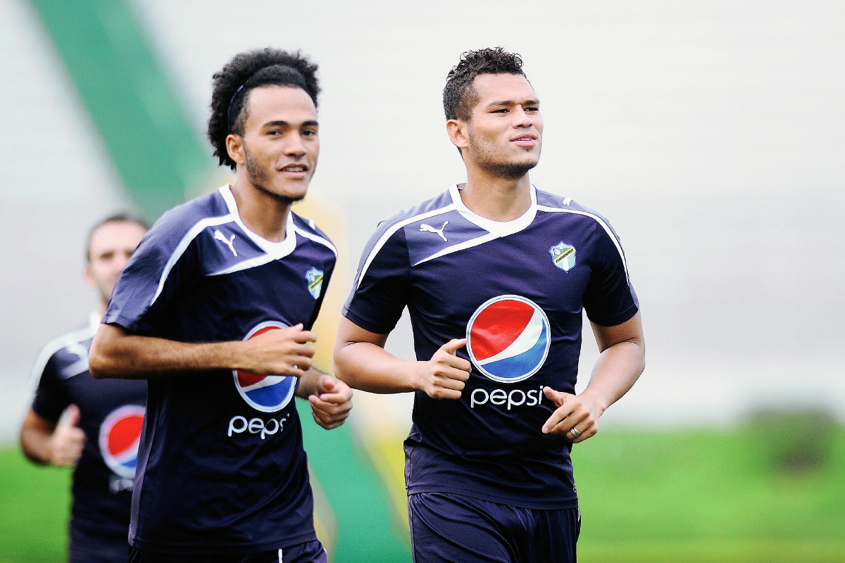 Rolando Blackburn (derecha), se entrenó de forma normal este lunes. (Foto Prensa Libre: Francisco Sánchez).