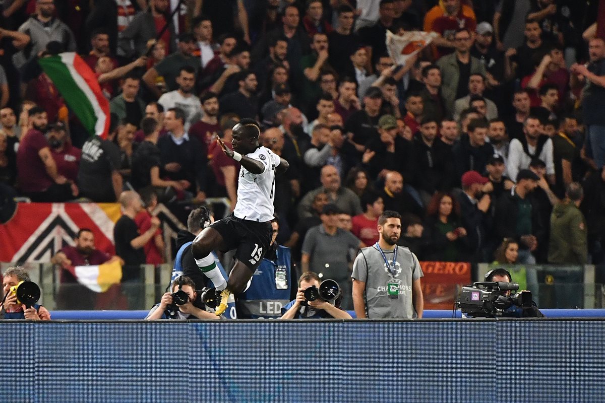 Sadio Mane celebra después de anotar para el Liverpool.