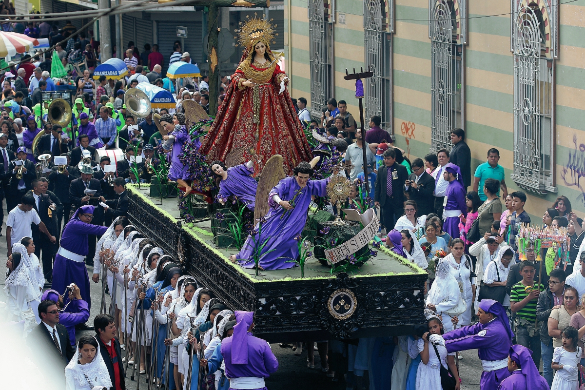 Los cortejos procesionales son aprovechados por guatemaltecos para hacer negocios y obtener recursos para su sustento. (Foto Prensa Libre: Hemeroteca PL)