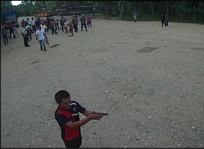 Las cámaras de seguridad de NaturAceites captan el momento en que pobladores ingresan a la finca. (Foto Prensa Libre: NaturAceites)