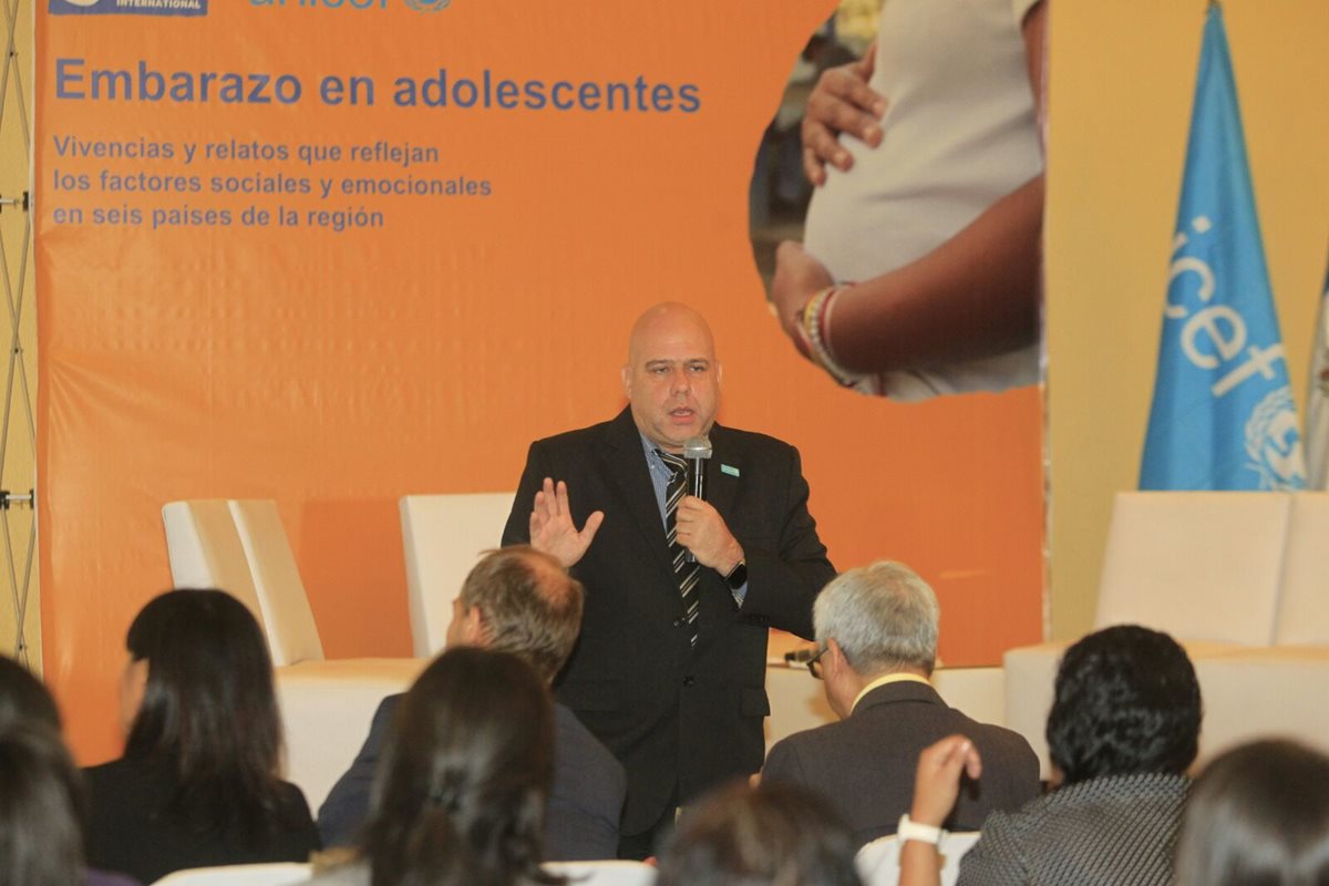 Juan Quiñones de Unicef presentó su informe sobre embarazo en adolescentes. (Foto Prensa Libre: Edwin Bercián)