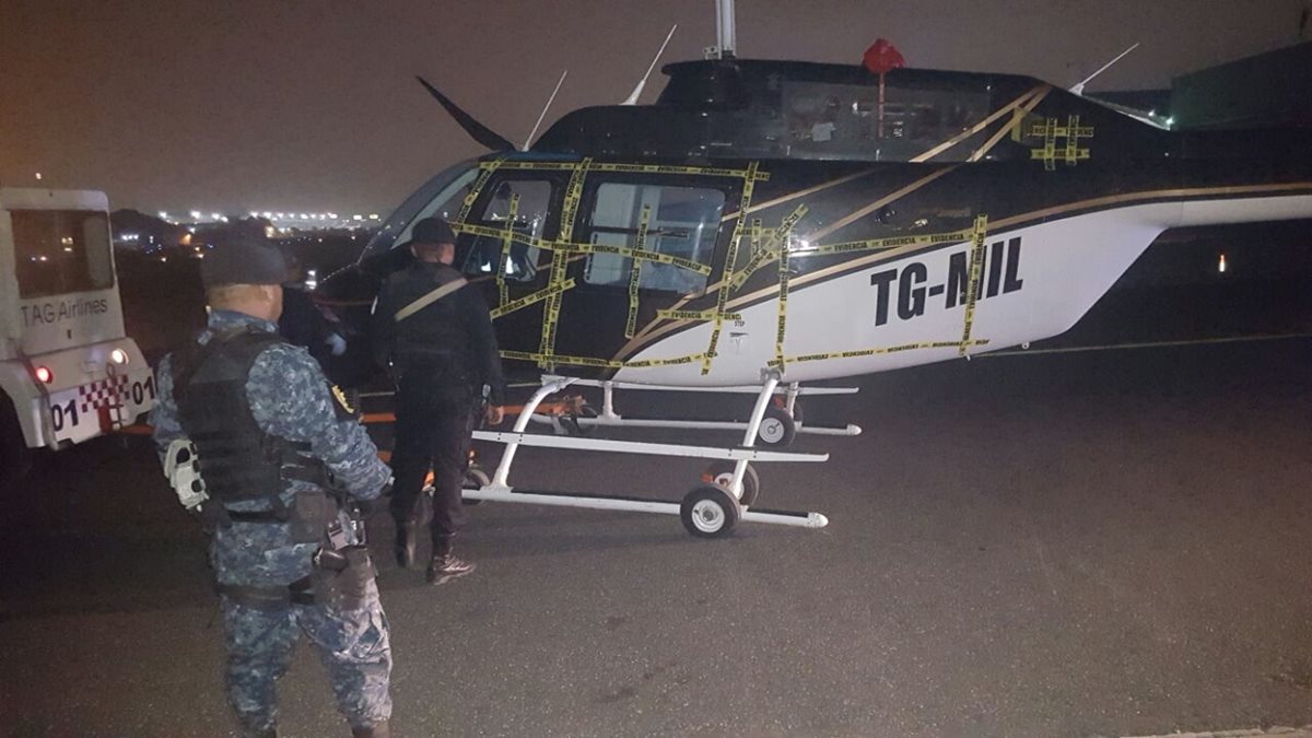 El juez Miguel Gálvez ordenó inmovilizar dos aeronaves en un hangar privado del aeropuerto La Aurora, en la zona 13. Foto Prensa Libre: PNC)