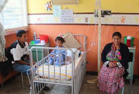Una niña se recupera en el hospital de Toto.
