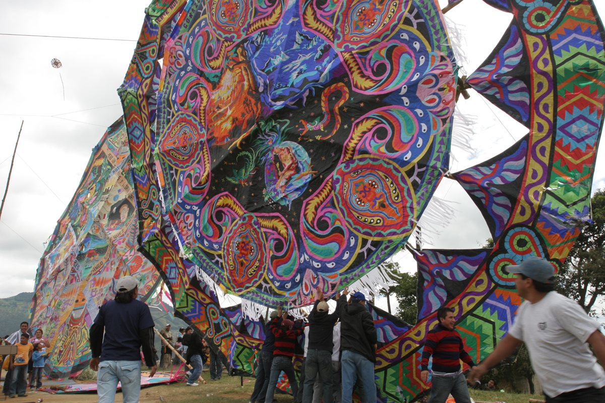 El festival del Barrilete, se celebra el 1 de noviembre, en el campo de futbol de Sumpango, Sacatepéquez. (Foto Prensa Libre: Edwin Castro)