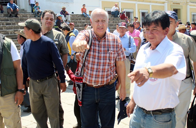 Aldo García (izq) ministro de Comunicaciones y Delfino Natareno, presidente de la Gremial de Transportistas de Quiché (GTQ). (Foto Prensa Libre: Oscar Figueroa)