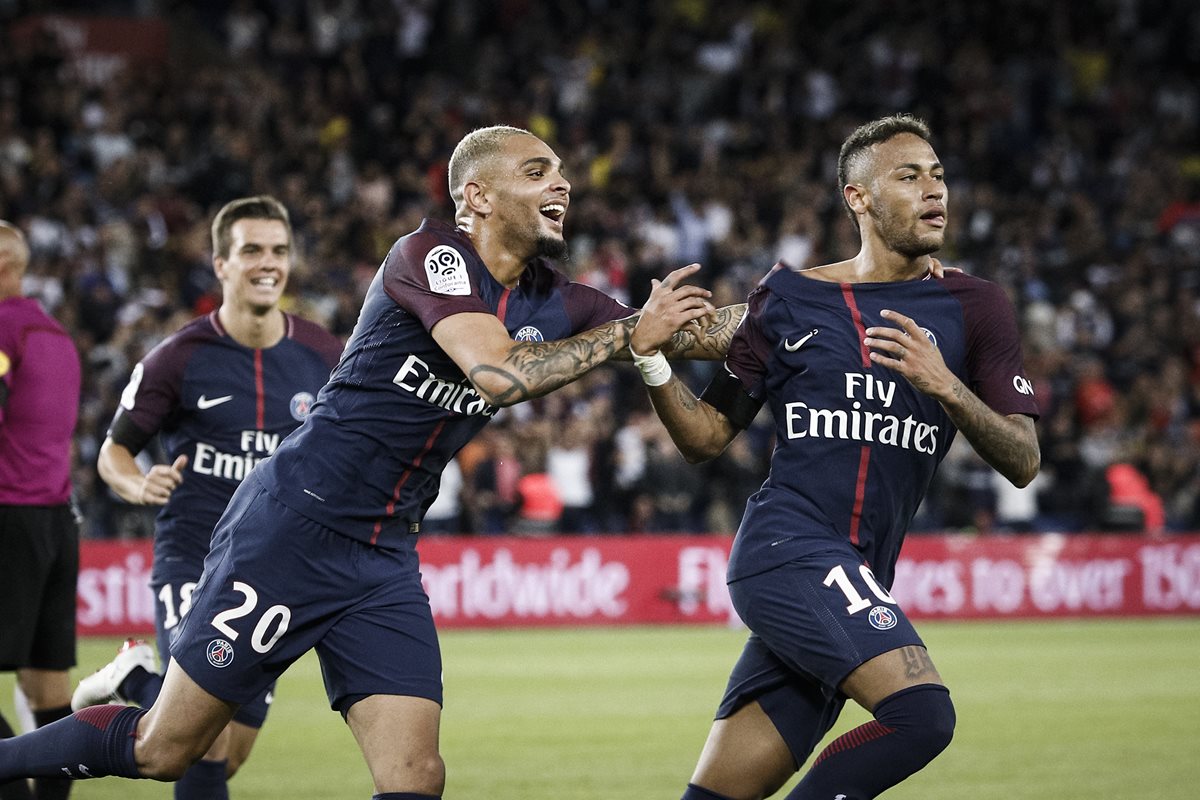 Layvin Kurzawa y Neymar dieron alegría a los aficionados del PSG. (Foto Prensa Libre: AP)