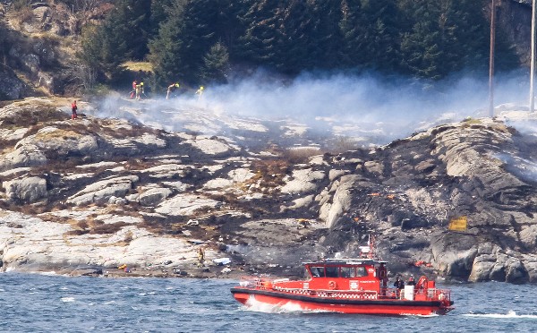 Socorristas buscan a sobrevivientes de accidente aéreo en Bergen, Noruega. (AP).