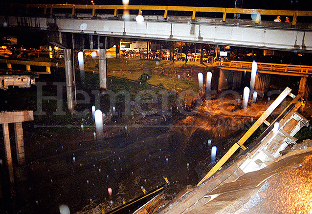 Vista del puente de Villalobos destruido el 10 de junio de 2000. (Foto: Hemeroteca PL)