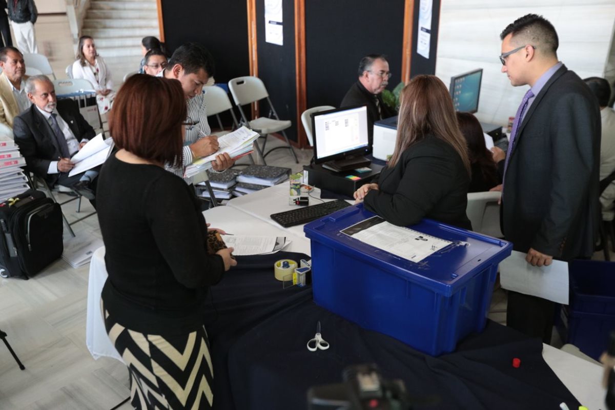 Candidatos llegan a postularse como candidatos a fiscal general del Ministerio Público en último día de recepción de documentos. (Foto Prensa Libre: Carlos Hernández)