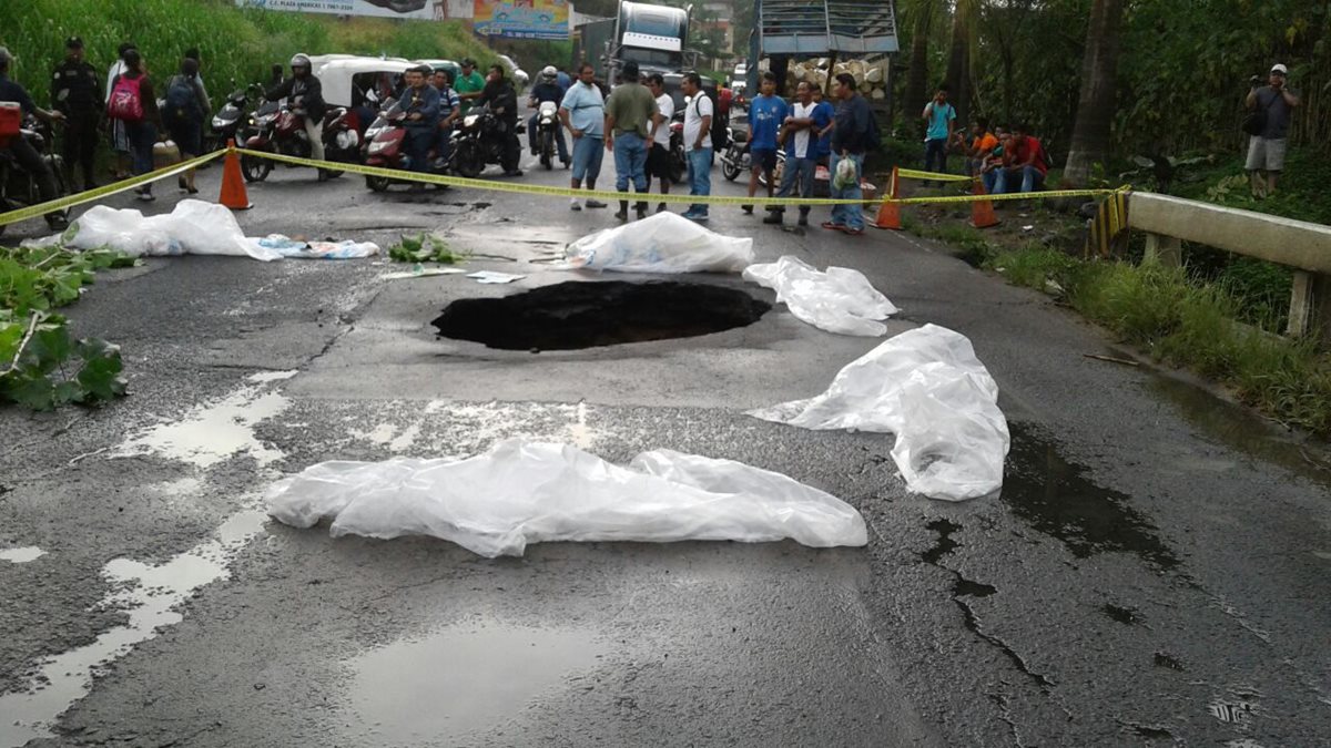 Un agujero se formó ayer en la madrugada, en el km 166 de la ruta al Suroccidente, entre Mazatenango y Cuyotenango, debido a las constantes lluvias, las cuales, además, han provocado inundaciones y deslizamientos en otros departamentos. (Foto Prensa Libre: Cristian Soto)