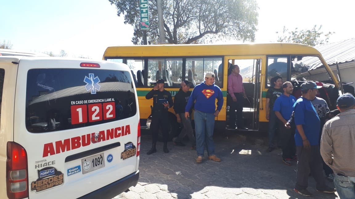 El piloto tuvo que ser rescatado con equipo especial luego de quedar atrapado en la cabina del bus. (Foto Prensa Libre: Cortesía)