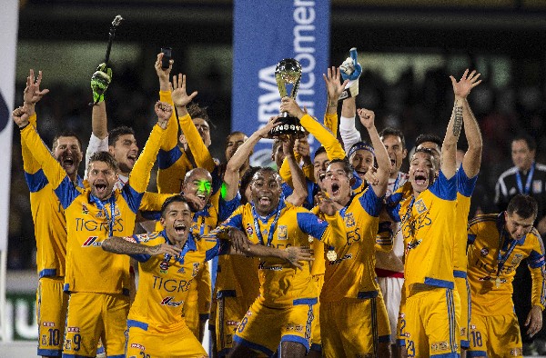 Tigres celebran con la copa el título en el futbol mexicano. (Foto Prensa Libre: AFP)