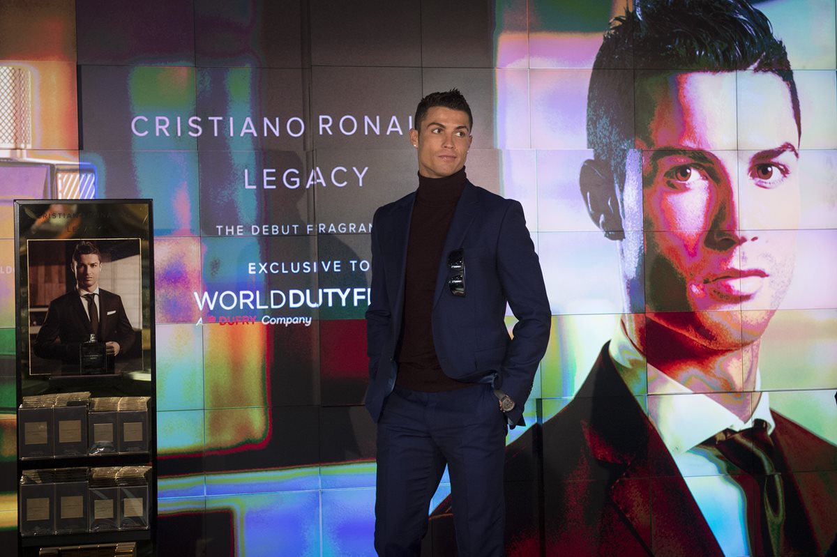 El portugués Cristiano Ronaldo durante la presentación de su fragancia Cristiano Ronaldo Legacy, en el aeropuerto de Barajas, en Madrid. (Foto Prensa Libre: EFE)